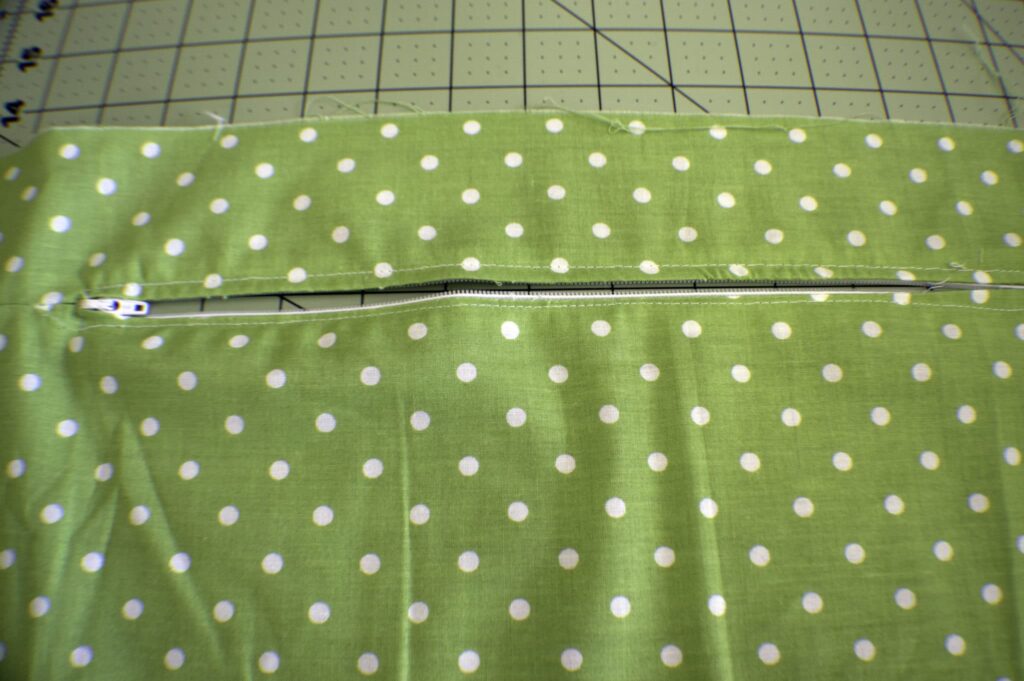 Insert the zipper Make a zippered flanged pillow