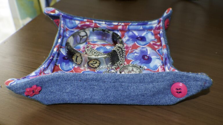 quick and easy fabric trays