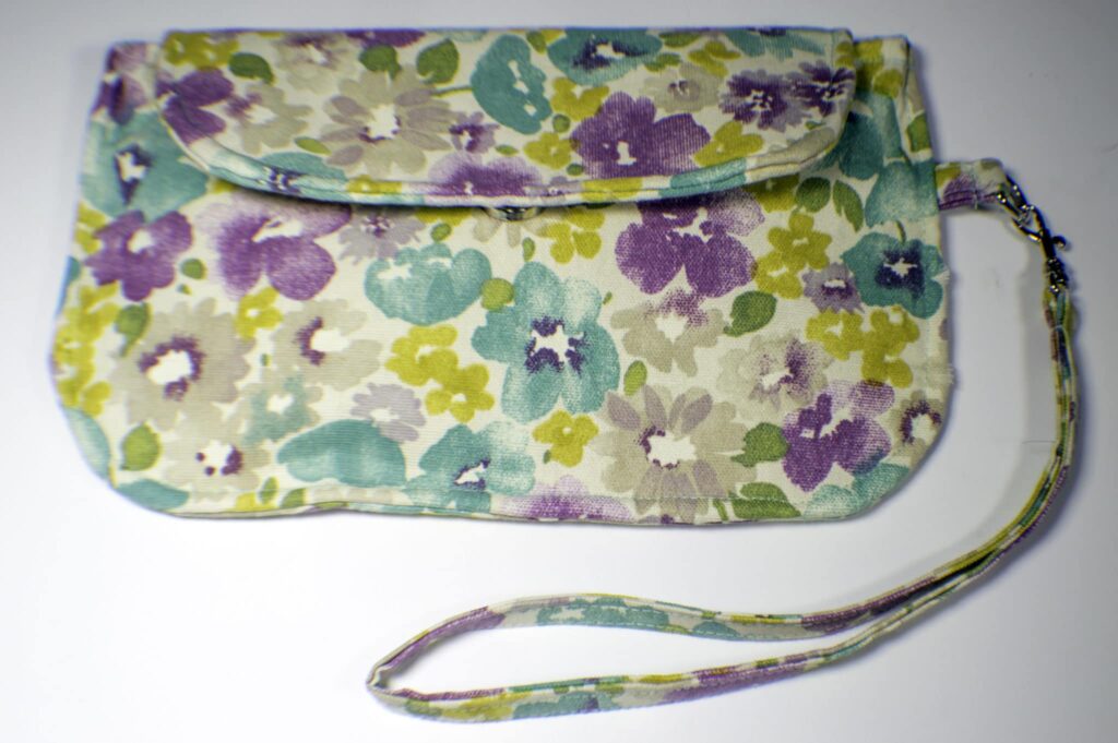 Easy sew DiY clutch wristlet